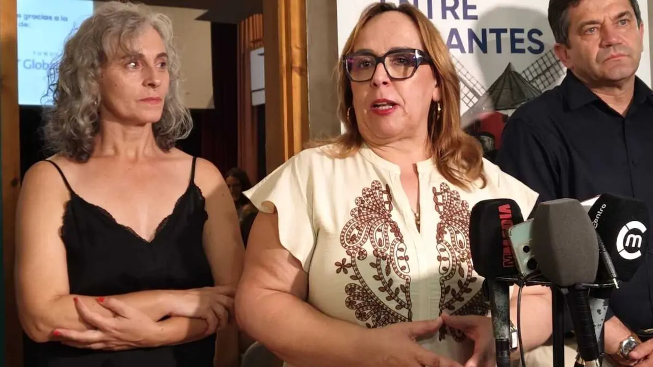 La viceconsejera de Cultura y Deportes, Carmen Teresa Olmedo, asisti&oacute; anoche a la inauguraci&oacute;n de una nueva edici&oacute;n del festival Arte entre Gigantes en Campo de Criptana (Ciudad Real)