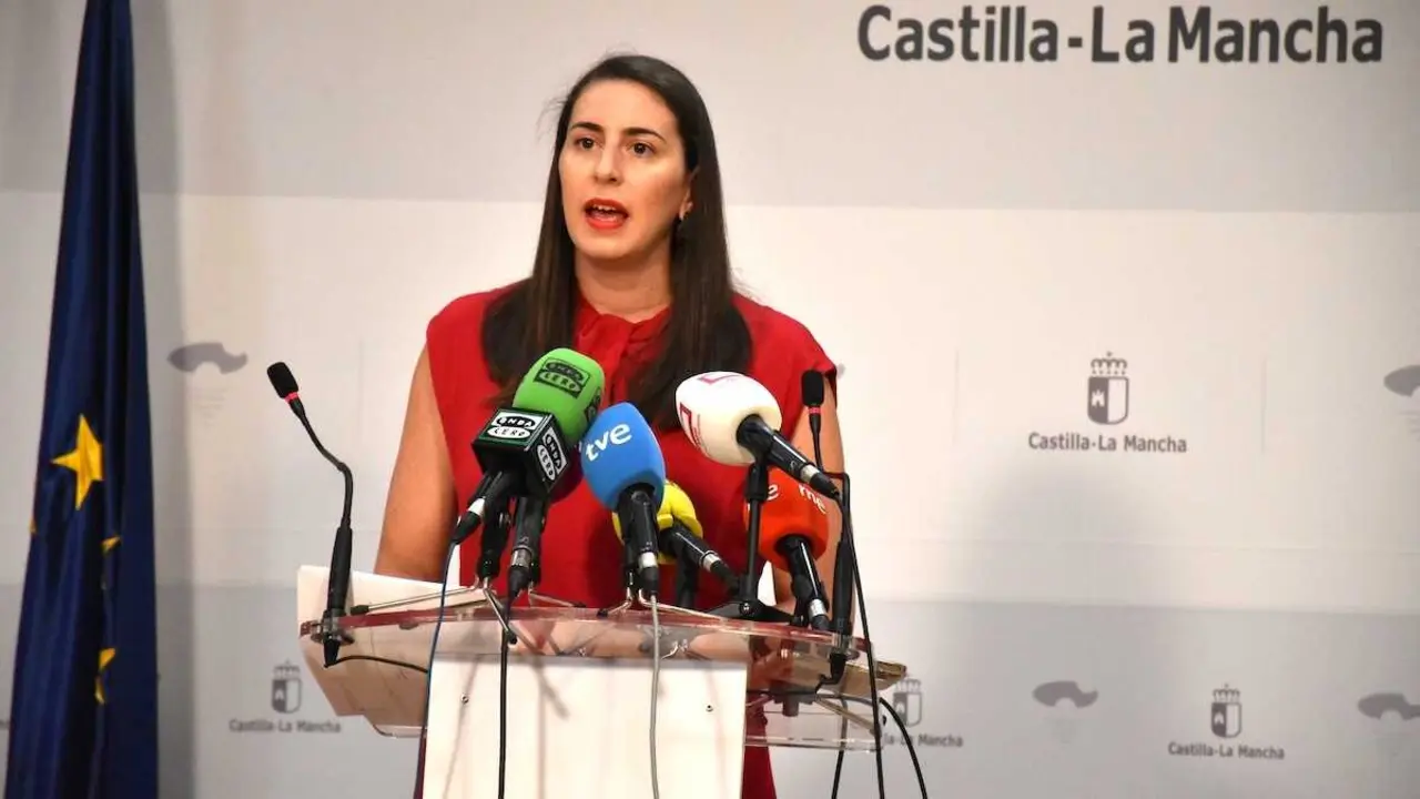 La directora general de Transportes y Movilidad, Luc&iacute;a Balmaseda, durante la rueda de prensa que ha ofrecido este martes en la sede de la Consejer&iacute;a de Fomento en Toledo.