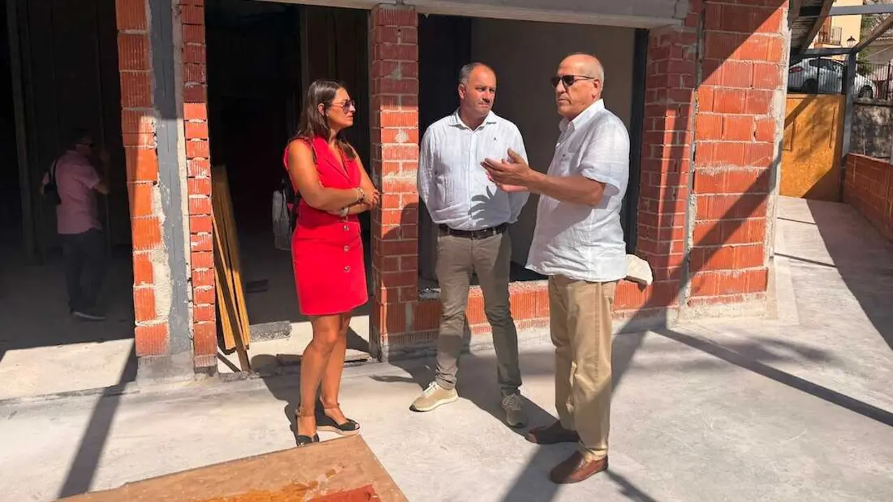 La directora general de Mayores del Gobierno de Castilla-La Mancha, Alba Rodr&iacute;guez, en su visita a las obras de la vivienda de mayores de Nerpio (Albacete)