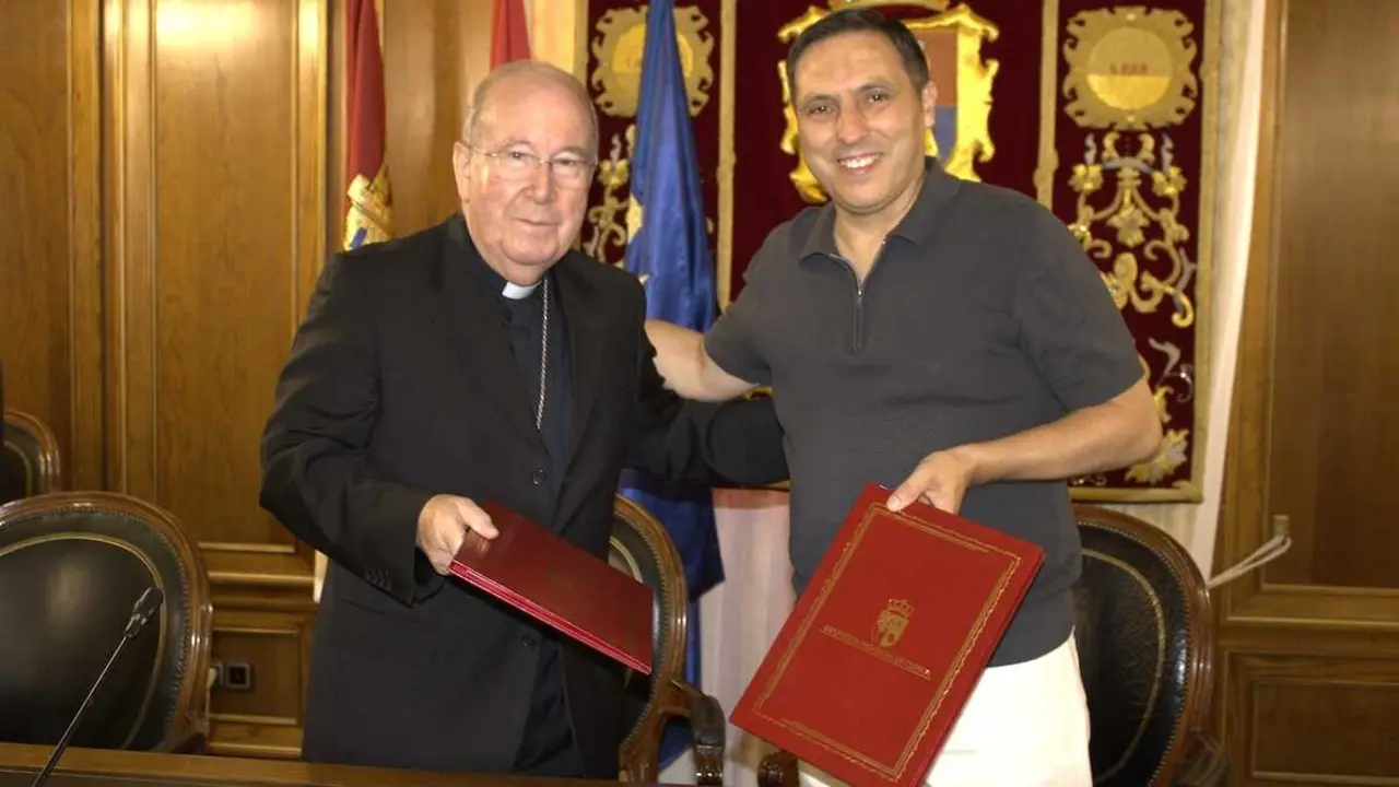 El presidente provincial, &Aacute;lvaro Mart&iacute;nez Chana, y el obispo de la Di&oacute;cesis de Cuenca, Jos&eacute; Mar&iacute;a Yanguas.