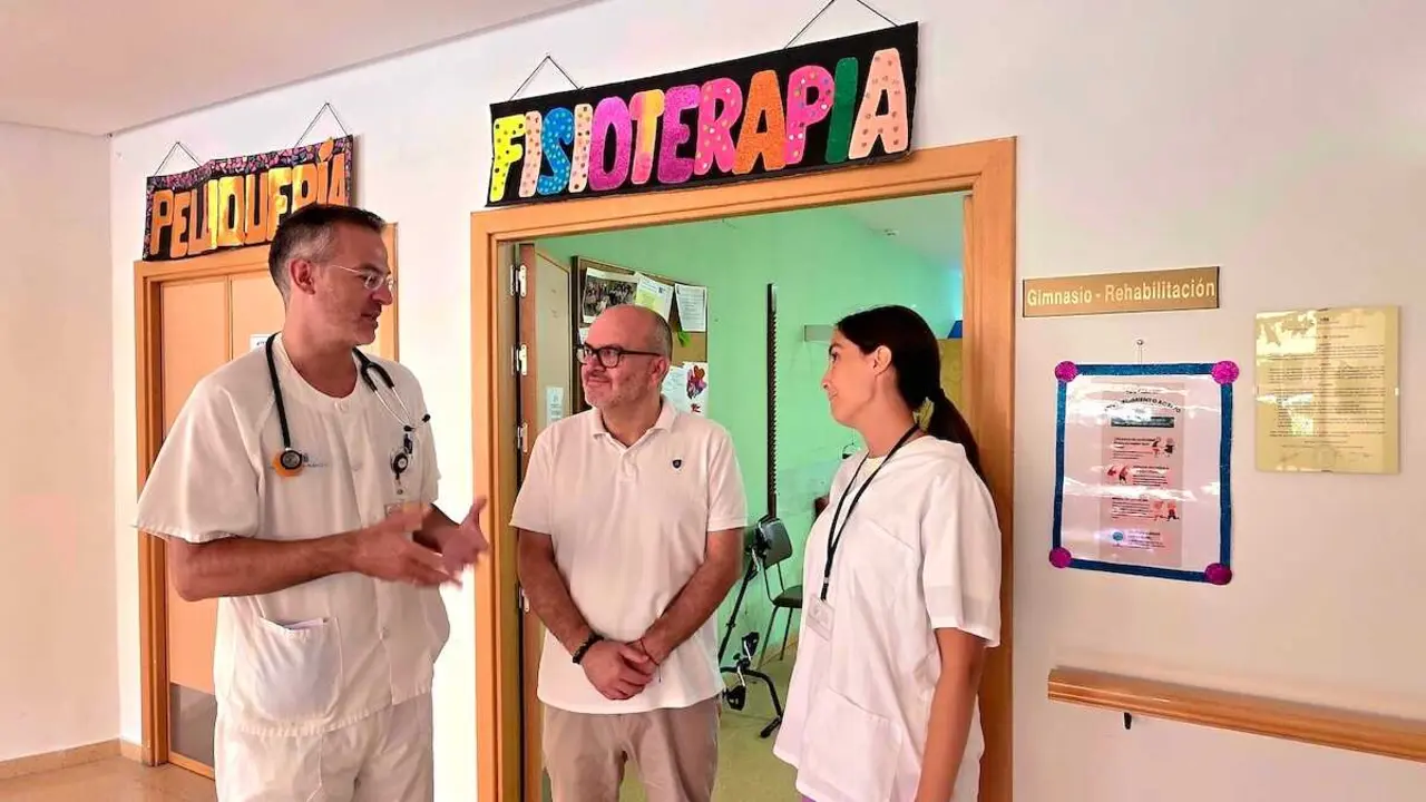 El diputado de Sanidad, Francisco Garc&iacute;a, visita la residencia para conocer la acogida del nuevo servicio de atención psicológica