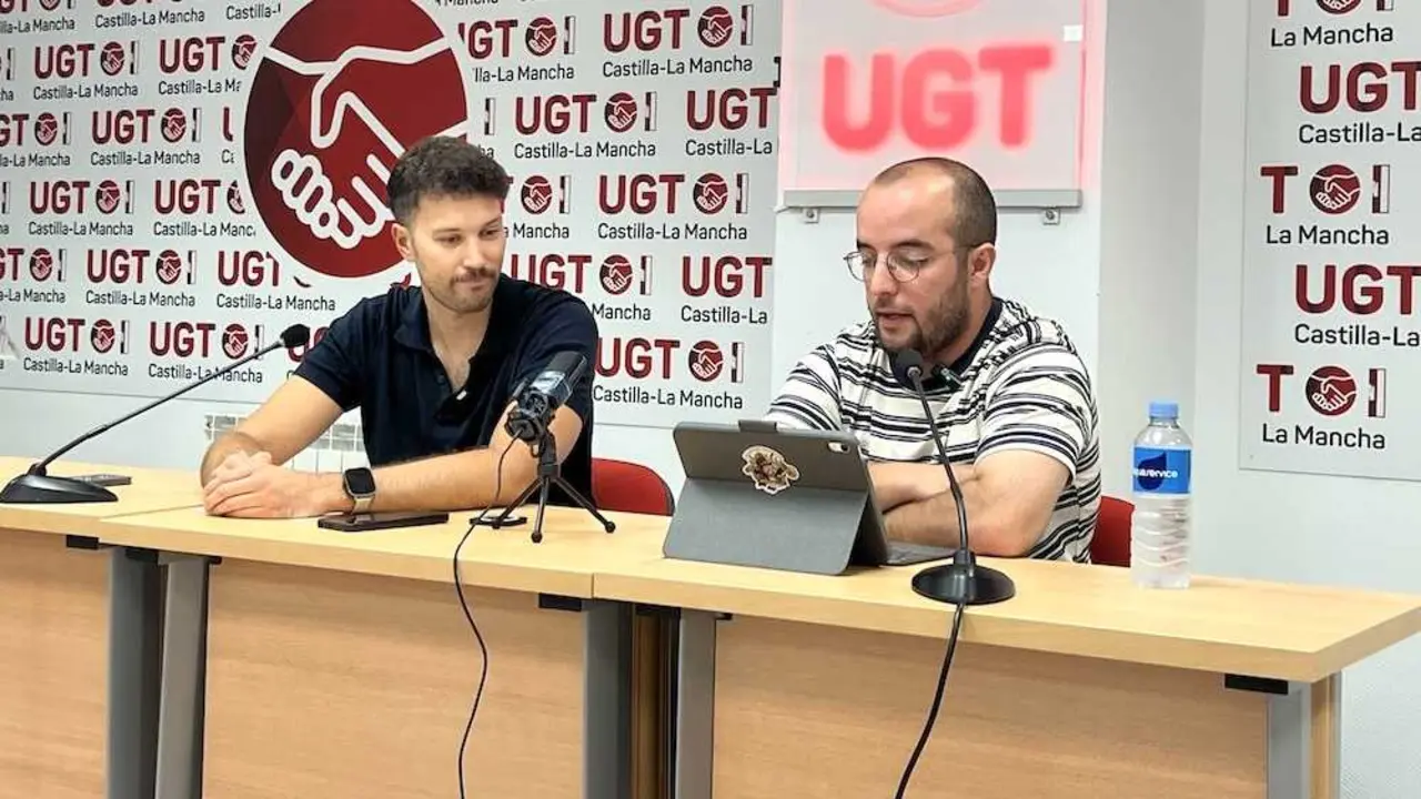 El secretario de Organizaci&oacute;n de RUGE a nivel confederal, Juan Antonio B&aacute;ez (d), acompa&ntilde;ado por el portavoz de RUGE Castilla-La Mancha, Adri&aacute;n Carbajo (i), durante la rueda de prensa que han ofrecido en Toledo.