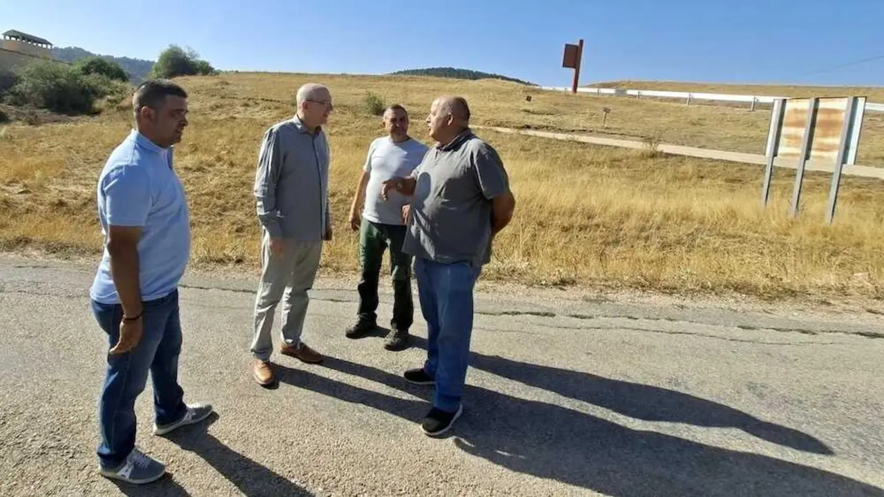El comisionado del Reto Demogr&aacute;fico, Jes&uacute;s Alique, ha visitado el resultado de las obras del camino que une las localidades de Laguna del Marquesado y Zafrilla, en la provincia de Cuenca.