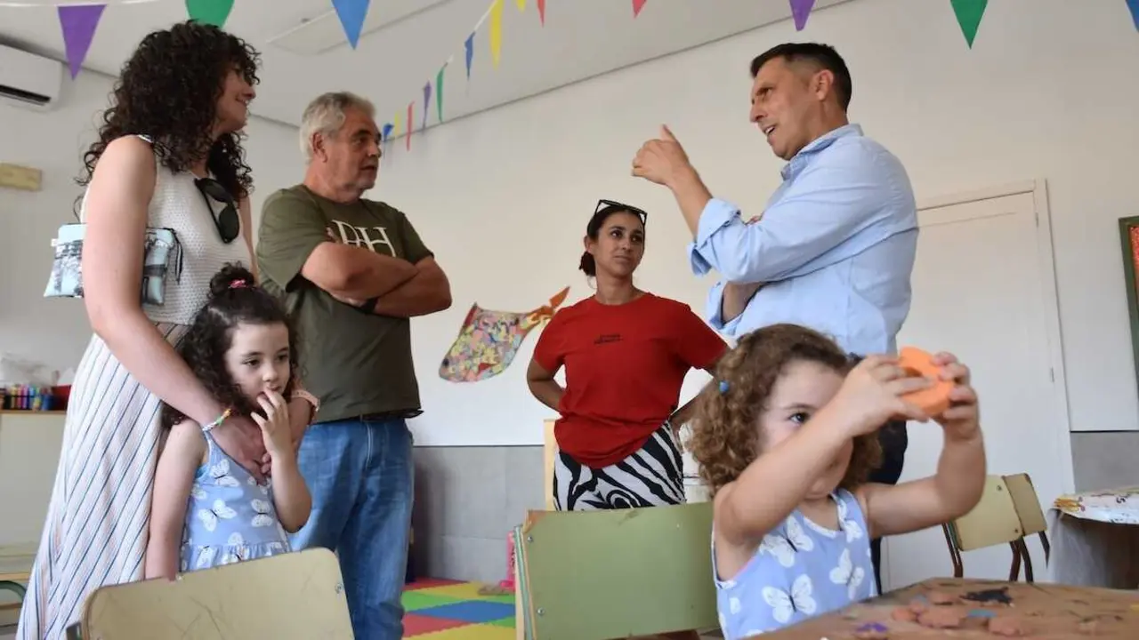 El presidente de la Diputaci&oacute;n de Cuenca, &Aacute;lvaro Mart&iacute;nez Chana, durante su visita a Alcantud.