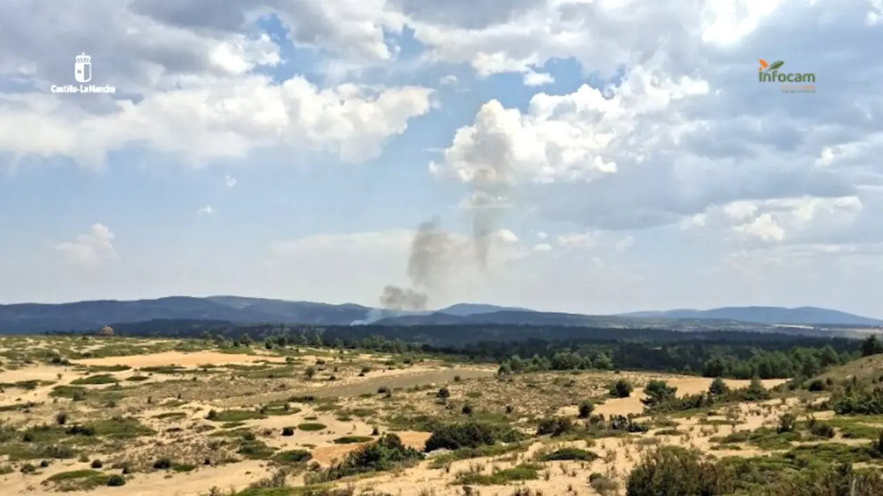 Un incendio forestal en Checa (Guadalajara) obliga a cortar la CM-2111 por el humo