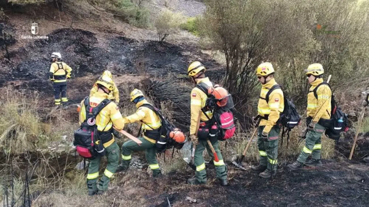 Controlado un incendio forestal en Checa (Guadalajara) que ha obligado a cortar la CM-2111