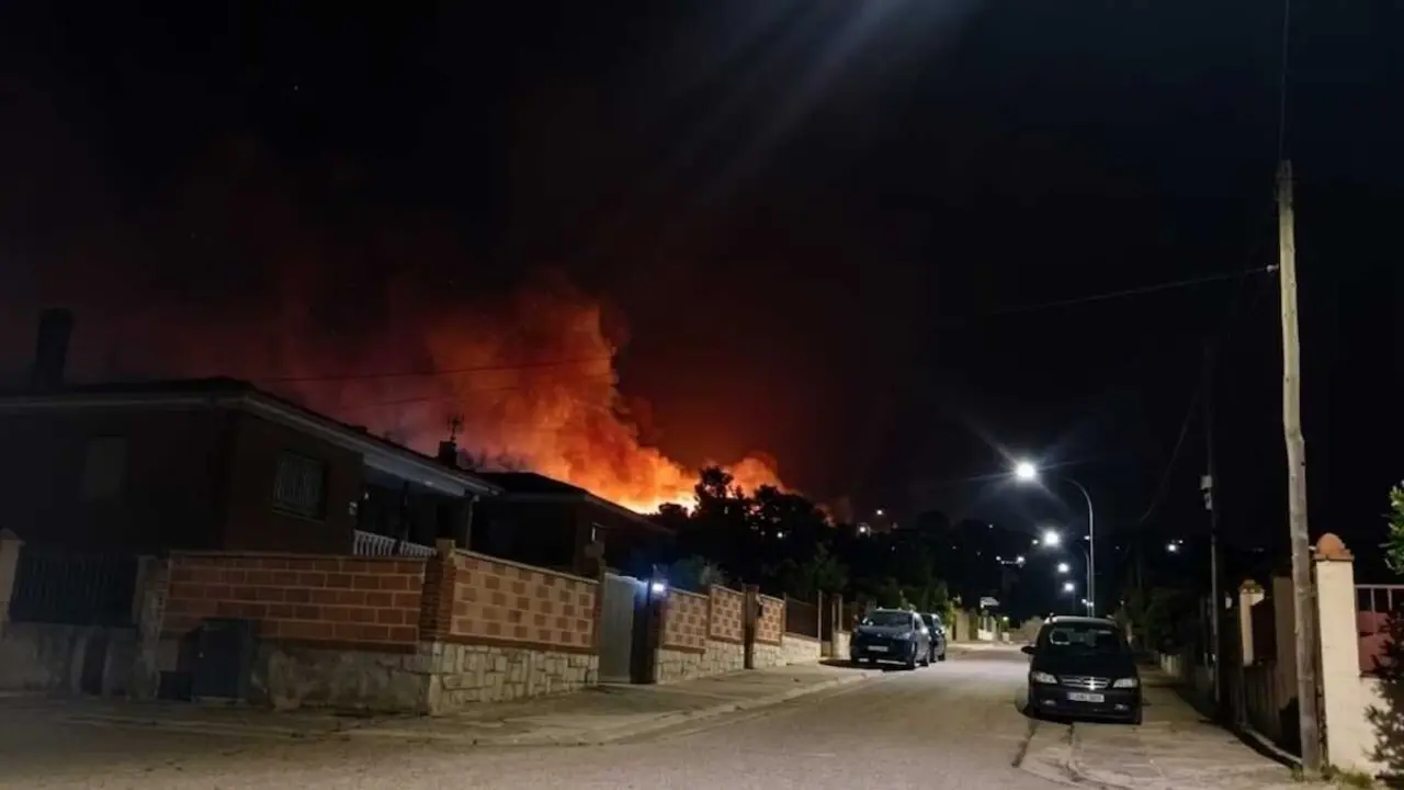 La Guardia Civil investiga dos incendios simult&aacute;neos en la urbanizaci&oacute;n Calalberche de Santa Cruz de Retamar (Toledo)