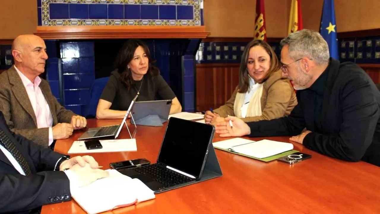 La delegada de la Junta en Ciudad Real, Blanca Fernández, durante una reuni&oacute;n con el alcalde de Torrenueva y la alcaldesa de Castellar de Santiago.