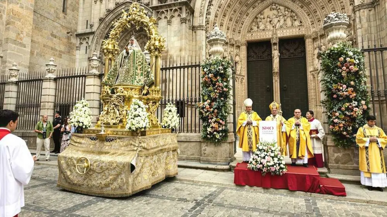 La Virgen del Sagrario sale de la Catedral con motivo de la proclamaci&oacute;n de la Bula con la que Le&oacute;n XIV convoca el primer A&ntilde;o Jubilar de la historia de la Catedral.