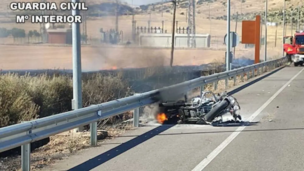 La Guardia Civil salva a un motorista en llamas en Ciudad Real