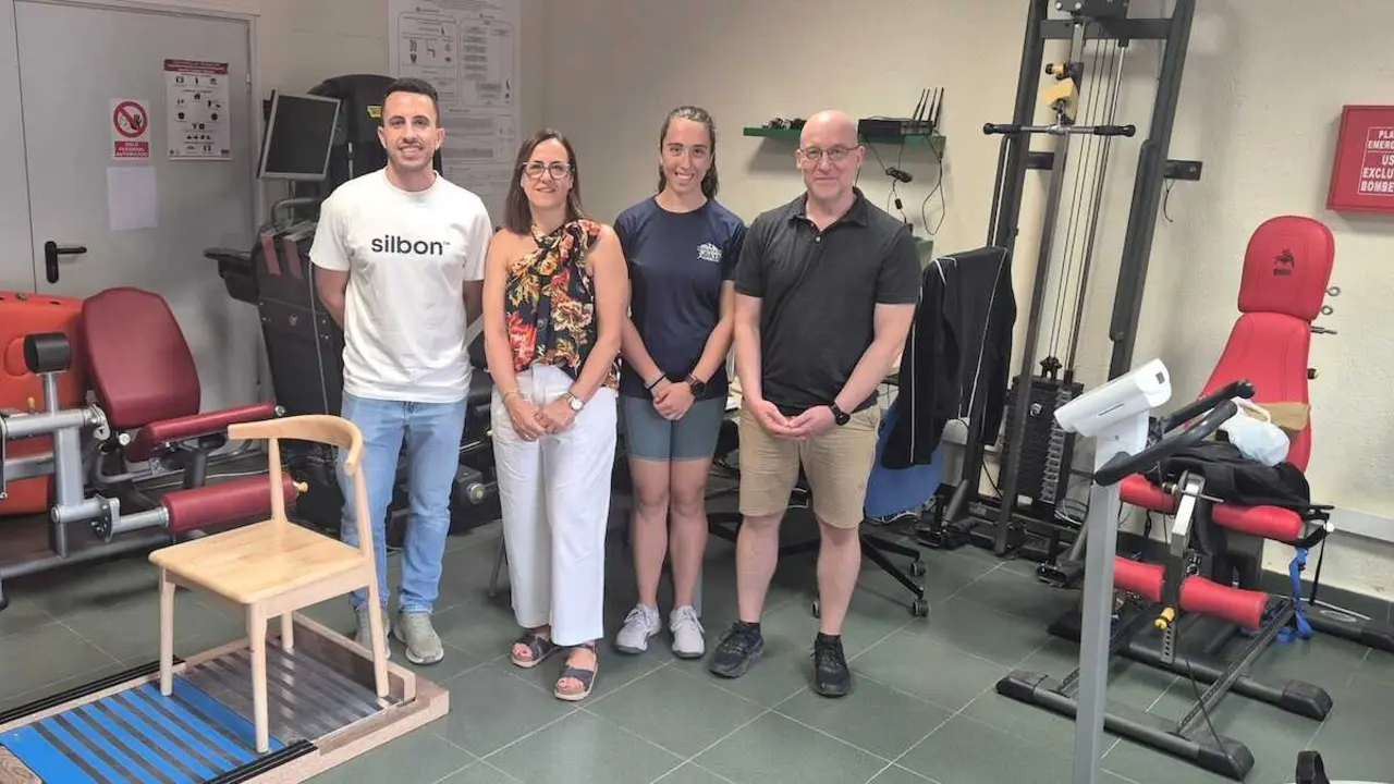 La directora de la Agencia de Investigaci&oacute;n e Innovaci&oacute;n, Charo Serrano, en su visita al proyecto Smart Power: la potencia muscular en el bolsillo, que se desarrolla en la Facultad de Ciencias del Deporte de Toledo de la UCLM