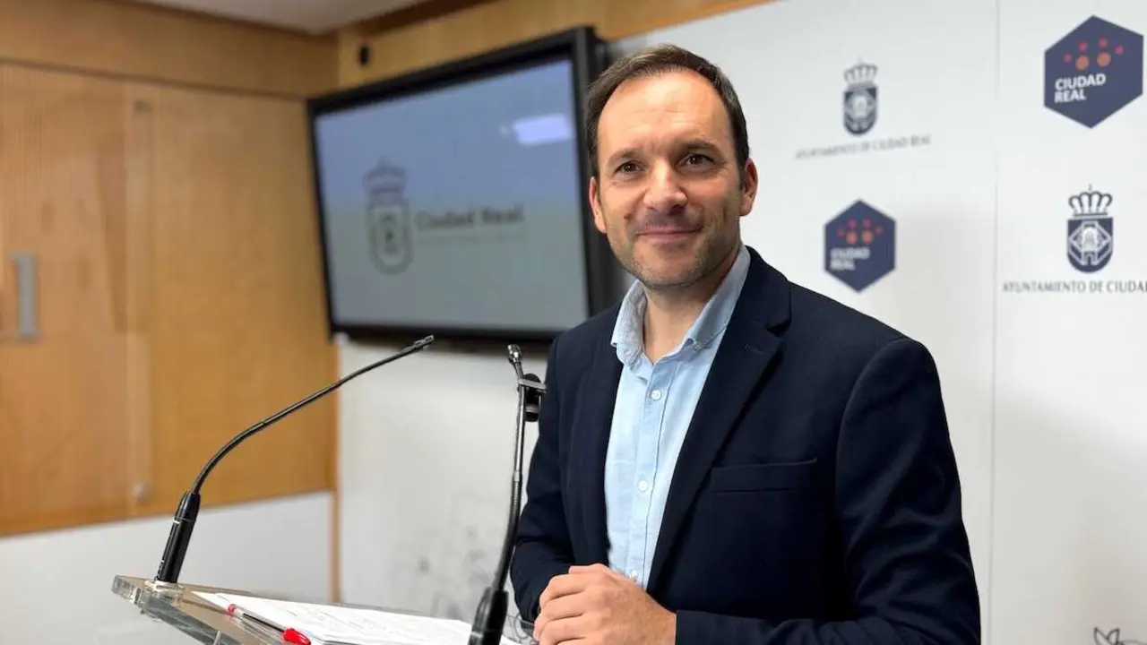 El portavoz del equipo de Gobierno del Ayuntamiento de Ciudad Real, Guillermo Arroyo, durante la rueda de prensa que ha ofrecido