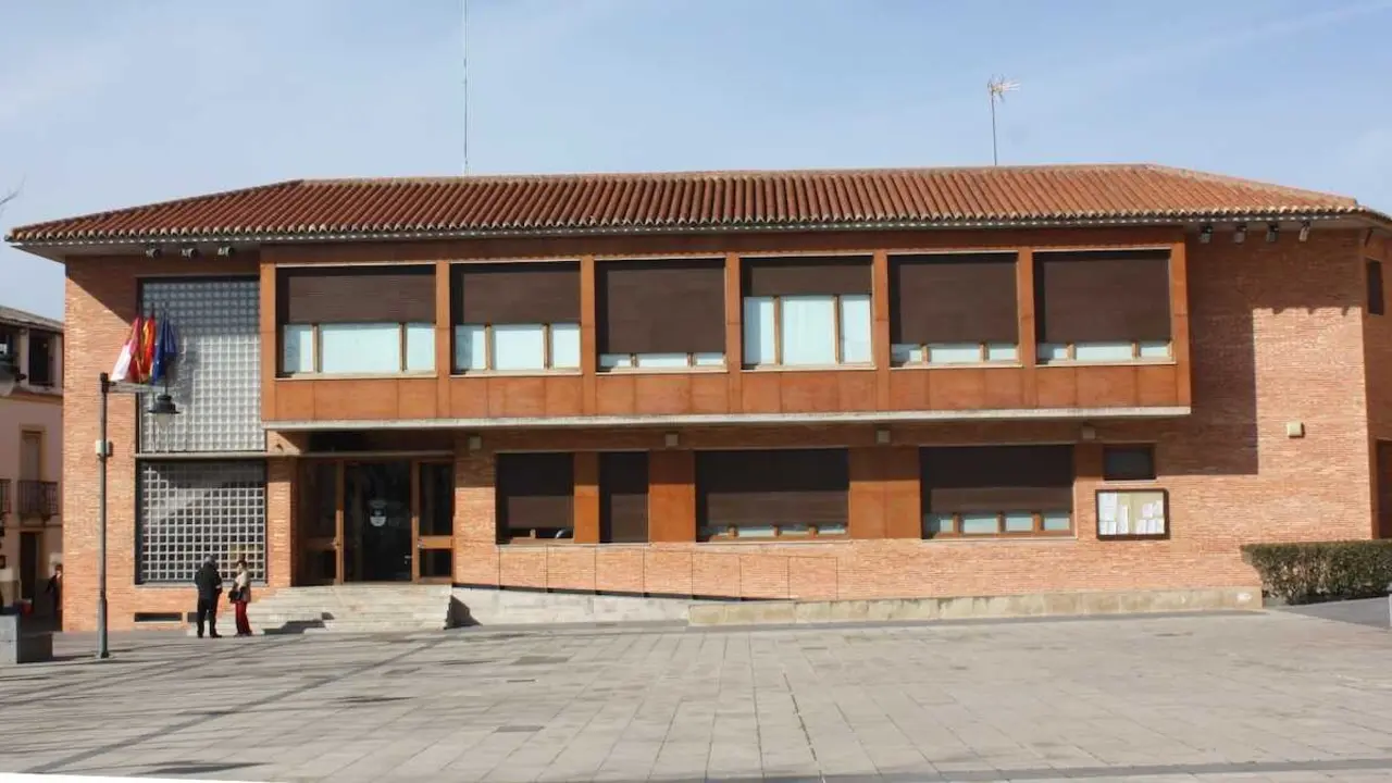 En la imagen de archivo el Ayuntamiento de Torralba de Calatrava (Ciudad Real)