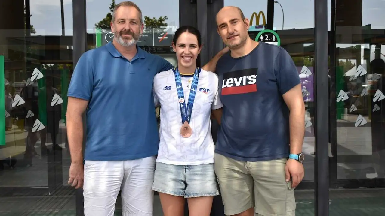 La nadadora Laura Cabanes posa junto a sus entrenadores este lunes a su llegada a Daimiel (Ciudad Real) tras el bronce en el Campeonato de Europa