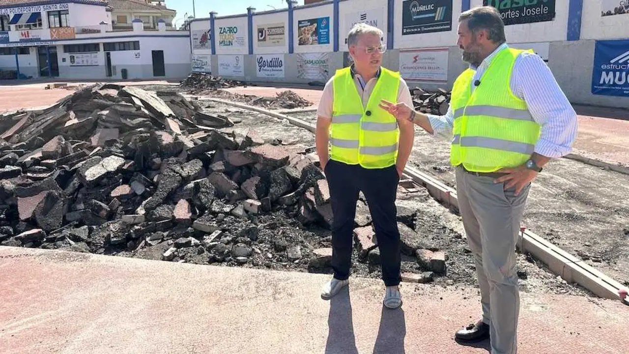 El presidente del PP de Castilla-La Mancha, Paco N&uacute;&ntilde;ez, visit&oacute; este martes las obras de remodelaci&oacute;n de las pistas de atletismo del Complejo Deportivo de Santa en Hell&iacute;n (Albacete) junto al alcalde del municipio, Manuel Serena.