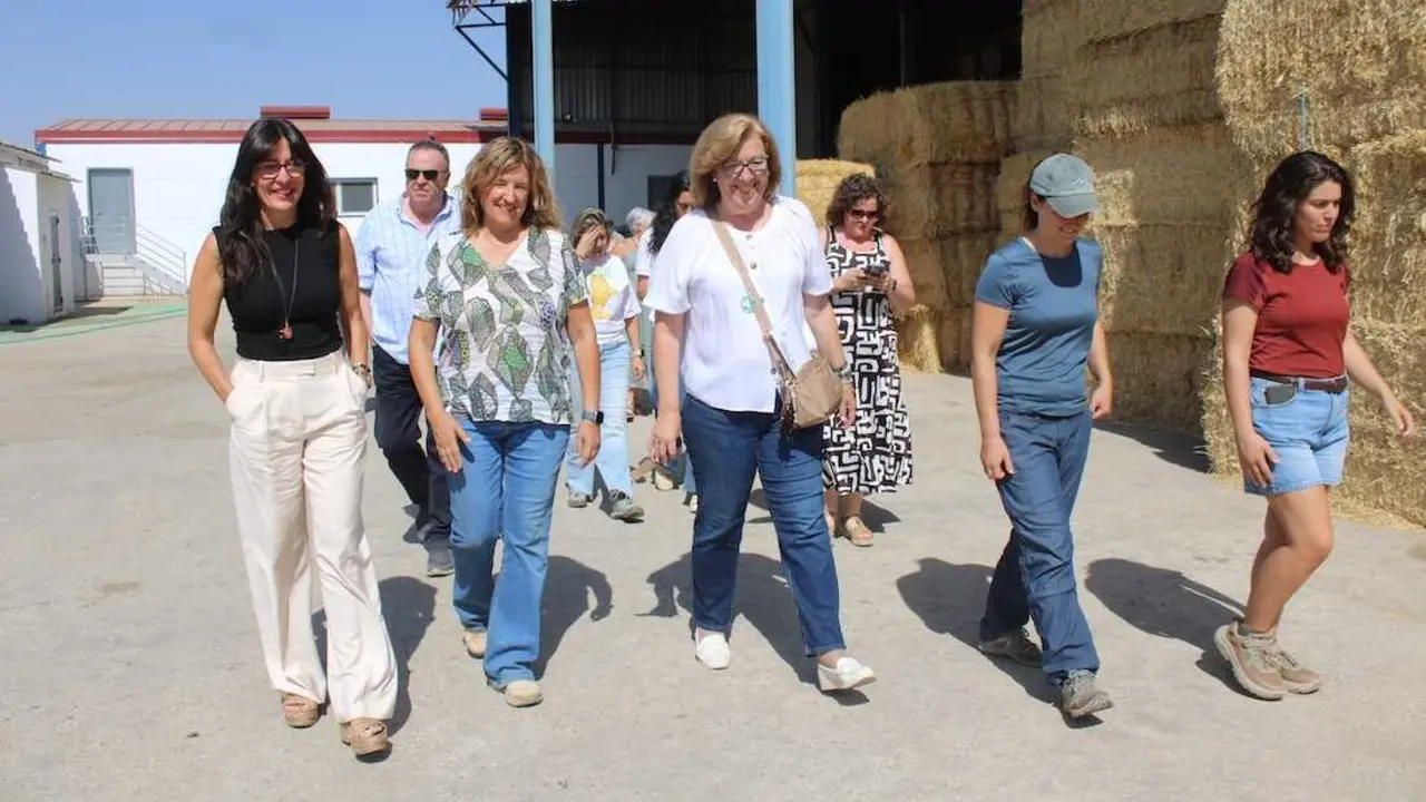 La delegada de la Junta en Ciudad Real, Blanca Fern&aacute;ndez, en su visita a la finca La Granja de Torre de Juan Abad