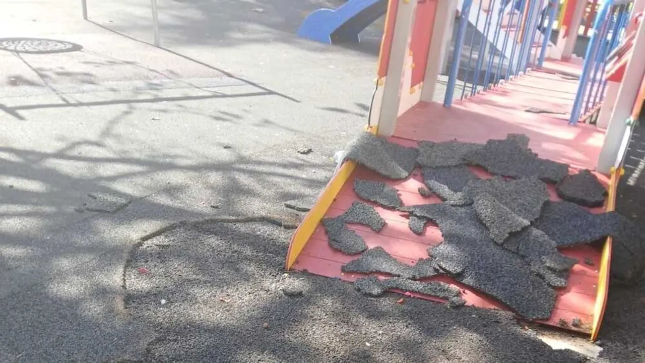 Vandalizan el &aacute;rea infantil del parque Las Quinientas en Cuenca