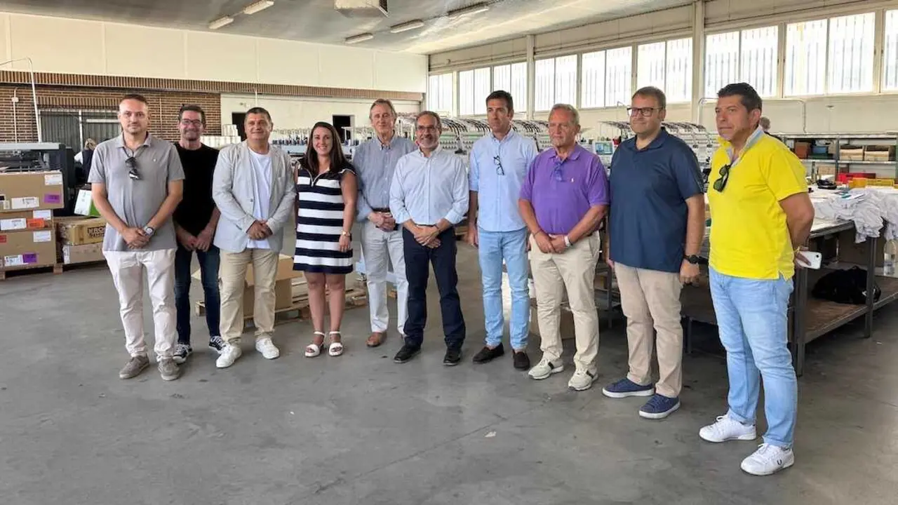 El director general de Desarrollo Rural, Jos&eacute; Juan Fern&aacute;ndez, durante su visita a la empresa Evayser, situada en la localidad toledana de Huecas.