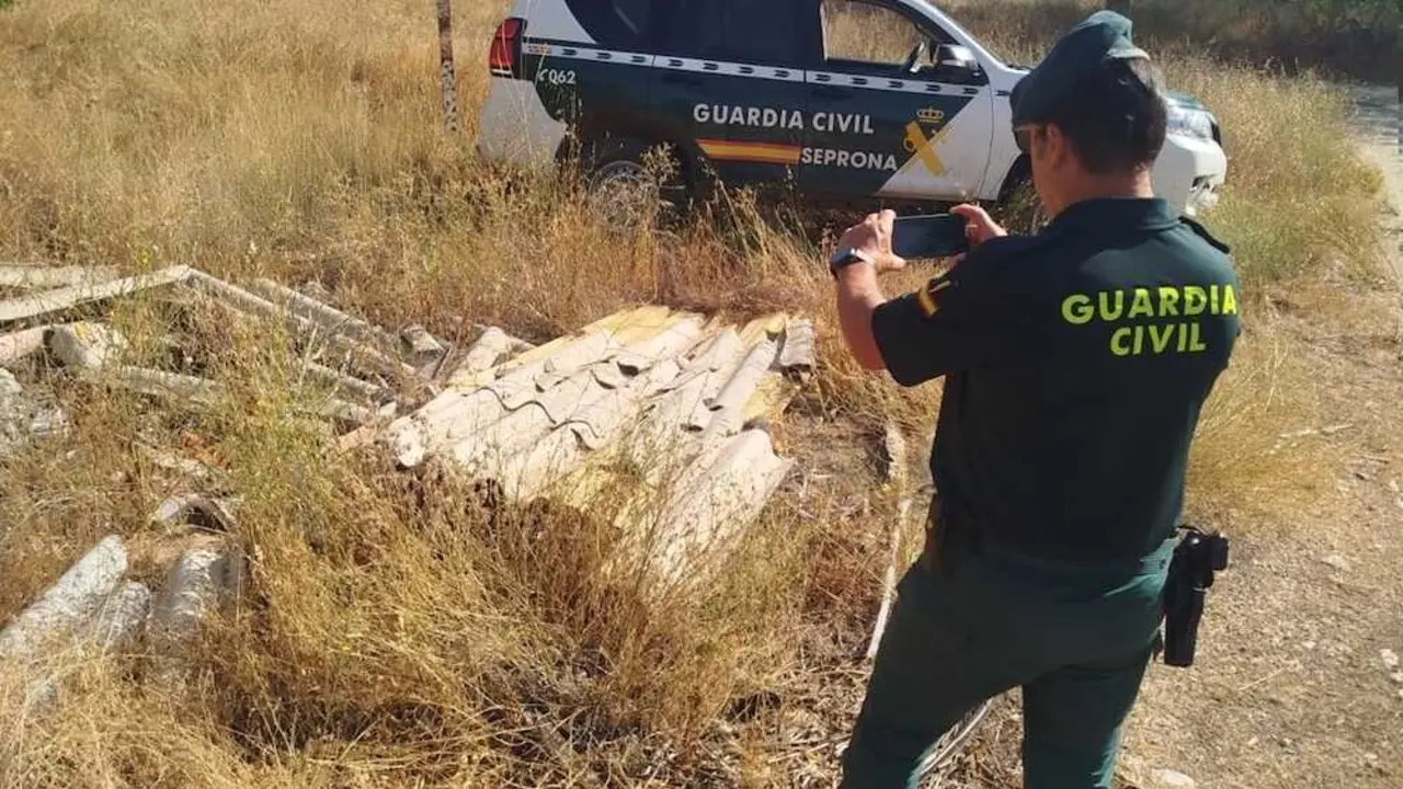 Tres detenidos por retirar y abandonar placas de amianto en Cuenca