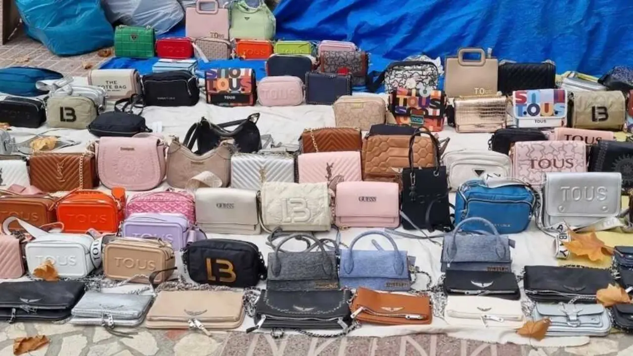 Imagen de archivo de bolsos falsificados en un topmanta en una calle