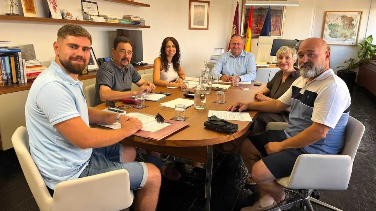 El consejero de Agricultura, Ganader&iacute;a y Desarrollo Rural, Juli&aacute;n Mart&iacute;nez Liz&aacute;n, reunido con los principales representantes del sector trufero de Castilla-La Mancha para analizar las barreras administrativas que limitan el desarrollo de este cultivo y explorar posibles soluciones.