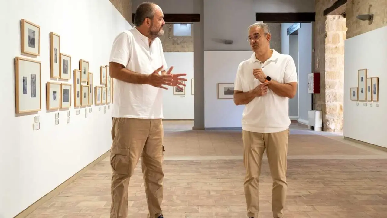 Diego Albaladejo (EFE) (i) junto a Jes&uacute;s Carrascosa, director del Museo de Fotograf&iacute;a de la Fundaci&oacute;n Antonio P&eacute;rez en Huete (Cuenca), que alberga m&aacute;s de 5.000 obras de fot&oacute;grafos hist&oacute;ricos y contempor&aacute;neos y se ha convertido, tras una d&eacute;cada, en un referente nacional - EFE/&Aacute;lvaro Del Olmo