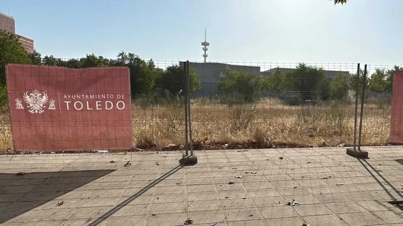 En la imagen la parcela junto al Hospital Universitario de Toledo que se habilitar&aacute; como aparcamiento disuasorio