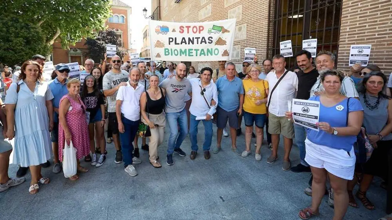 Varias personas protestan en el exterior del Ayuntamiento de Talavera de la Reina (Toledo), que ha aprobado este mi&eacute;rcoles por unanimidad en un pleno extraordinario una proposici&oacute;n para paralizar la instalaci&oacute;n de plantas de biometano en el t&eacute;rmino municipal - EFE/Manu Reino