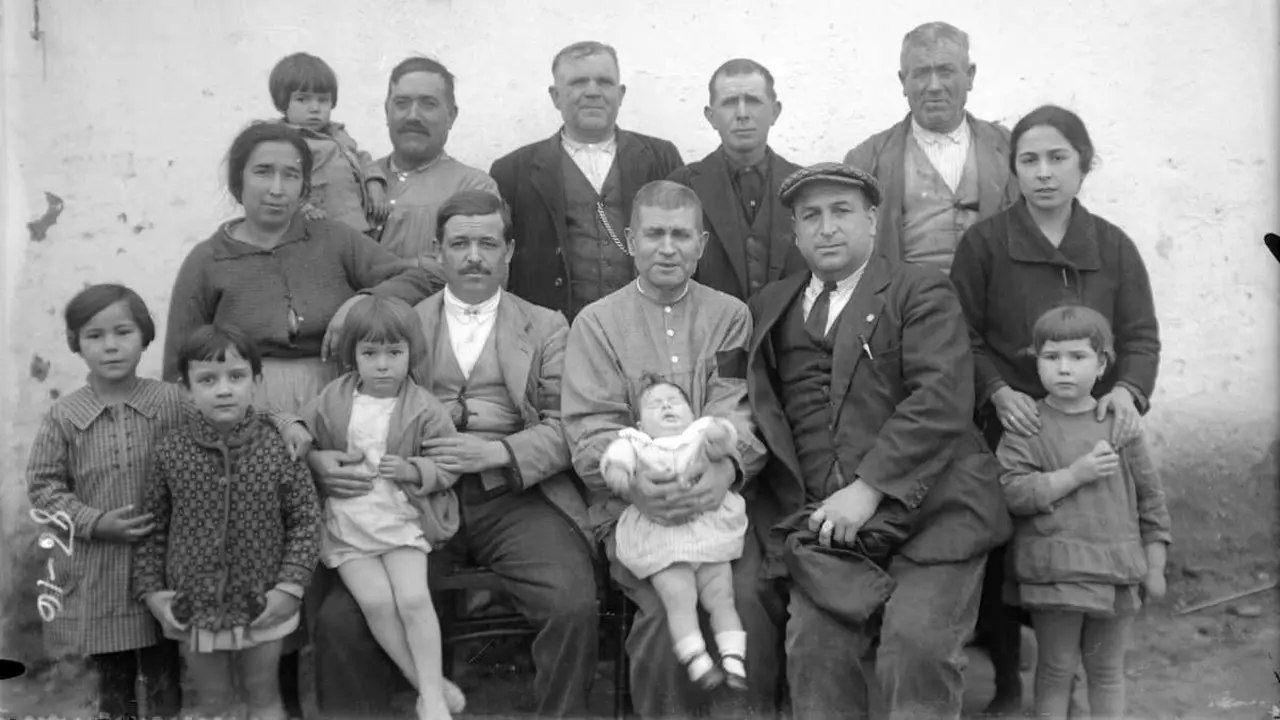 Retrato de una familia posando junto al fot&oacute;grafo Luis Escobar en Villalgordo del J&uacute;car (Albacete). 1927. Fondo Luis Escobar. AHP Toledo. Archivo de la Imagen de Castilla-La Mancha.