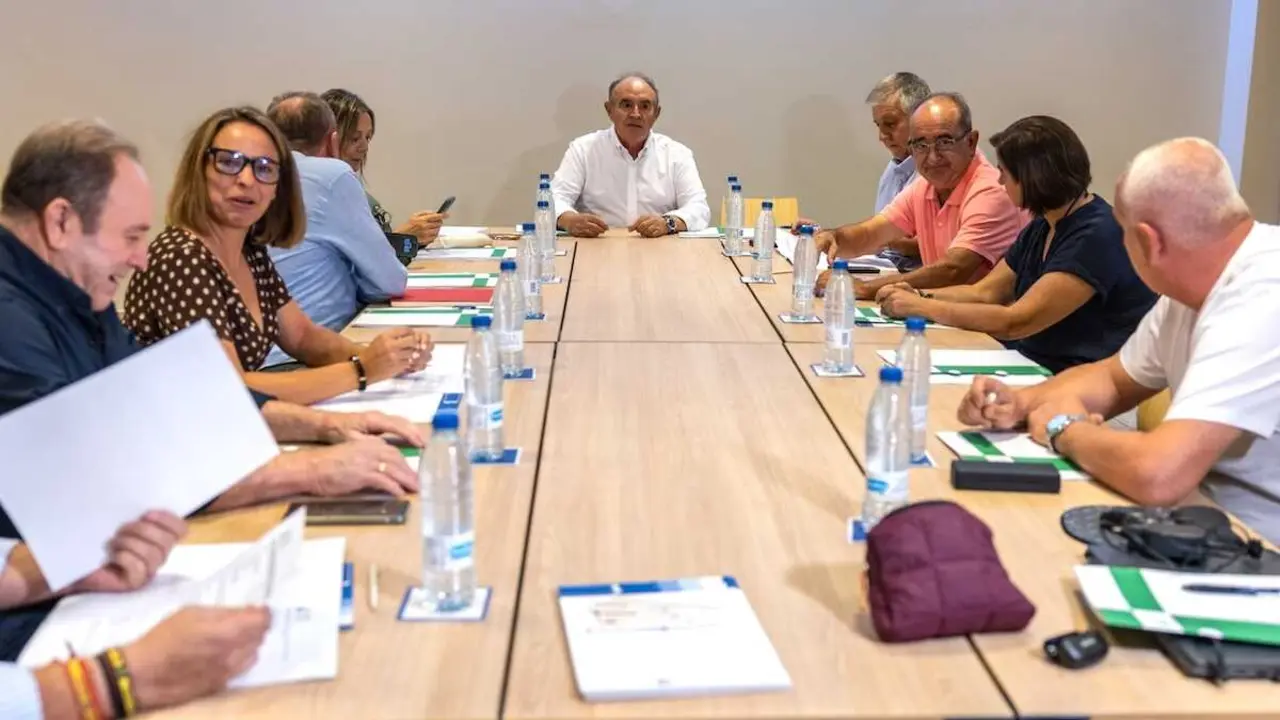 El presidente de Asaja Castilla-La Mancha, Jos&eacute; Mar&iacute;a Fresneda (c), en el marco de la reuni&oacute;n extraordinaria de su comit&eacute; ejecutivo regional para debatir la convocatoria de movilizaciones ante la situaci&oacute;n del campo - EFE/&Aacute;ngeles Visd&oacute;mine