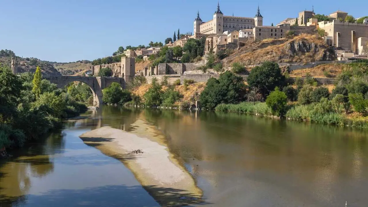 La Red del Tajo ha advertido de que los trasvases aprobados durante este verano hacia el Segura han provocado que las reservas de los &uacute;ltimos dos a&ntilde;os en la cabecera del Tajo se hayan "dilapidado completamente" para los pr&oacute;ximos a&ntilde;os - EFE/&Aacute;ngeles Visd&oacute;mine