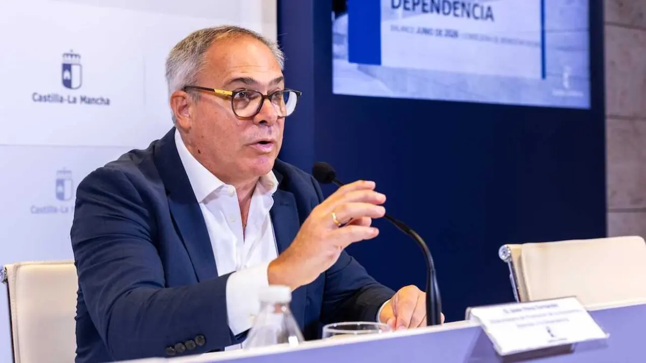 El viceconsejero de Promoci&oacute;n de la Autonom&iacute;a y Atenci&oacute;n a la Dependencia, Javier P&eacute;rez, hace balance en rueda de prensa del primer semestre del Sistema de Dependencia - EFE/&Aacute;ngeles Visd&oacute;mine