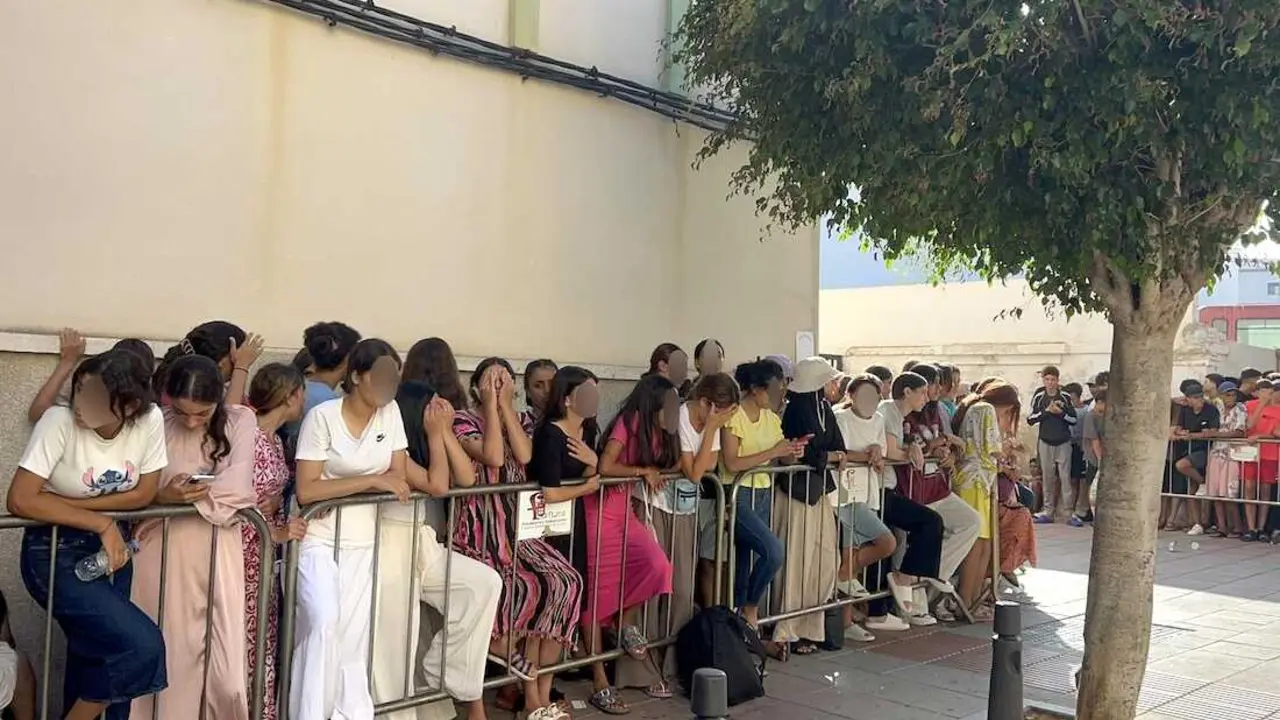 Ni&ntilde;as y ni&ntilde;os esperan a las puertas de la Jefatura Superior de Polic&iacute;a de Ceuta para que les registren - EP/Gabriela Sard&aacute; N&uacute;&ntilde;ez