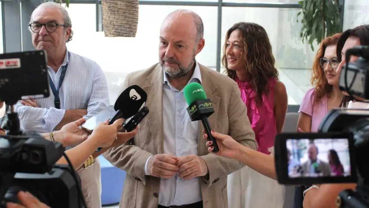 El director gerente del Servicio de Salud de Castilla-La Mancha (Sescam), Alberto Jara, atendiendo a los medios este jueves en el Hospital General de Almansa.