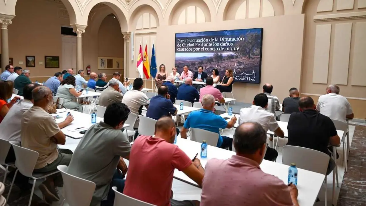 El presidente de la Diputaci&oacute;n de Ciudad Real, Miguel &Aacute;ngel Valverde, reunido con representantes de la mayor&iacute;a de los 30 municipios incluidos en la declaraci&oacute;n de emergencia cineg&eacute;tica por la plaga de conejos de monte, junto a agricultores y sociedades de cazadores.