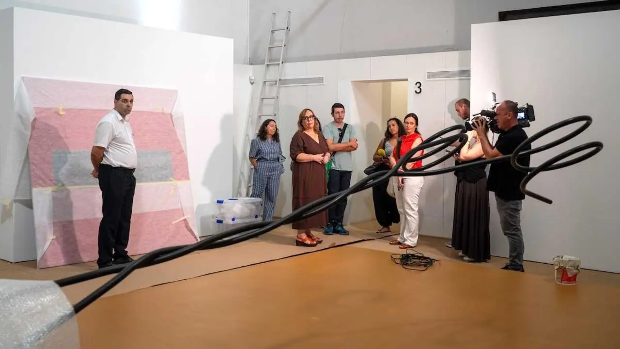 La viceconsejera de Cultura y Deportes de Castilla-La Mancha, Carmen Teresa Olmedo, durante la visita que ha realizado al Museo de Santa Fe en Toledo.