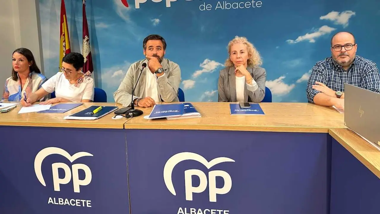 El presidente del PP de Castilla-La Mancha, Paco N&uacute;&ntilde;ez, preside la Comisi&oacute;n de Sanidad del partido reunida este viernes en Albacete