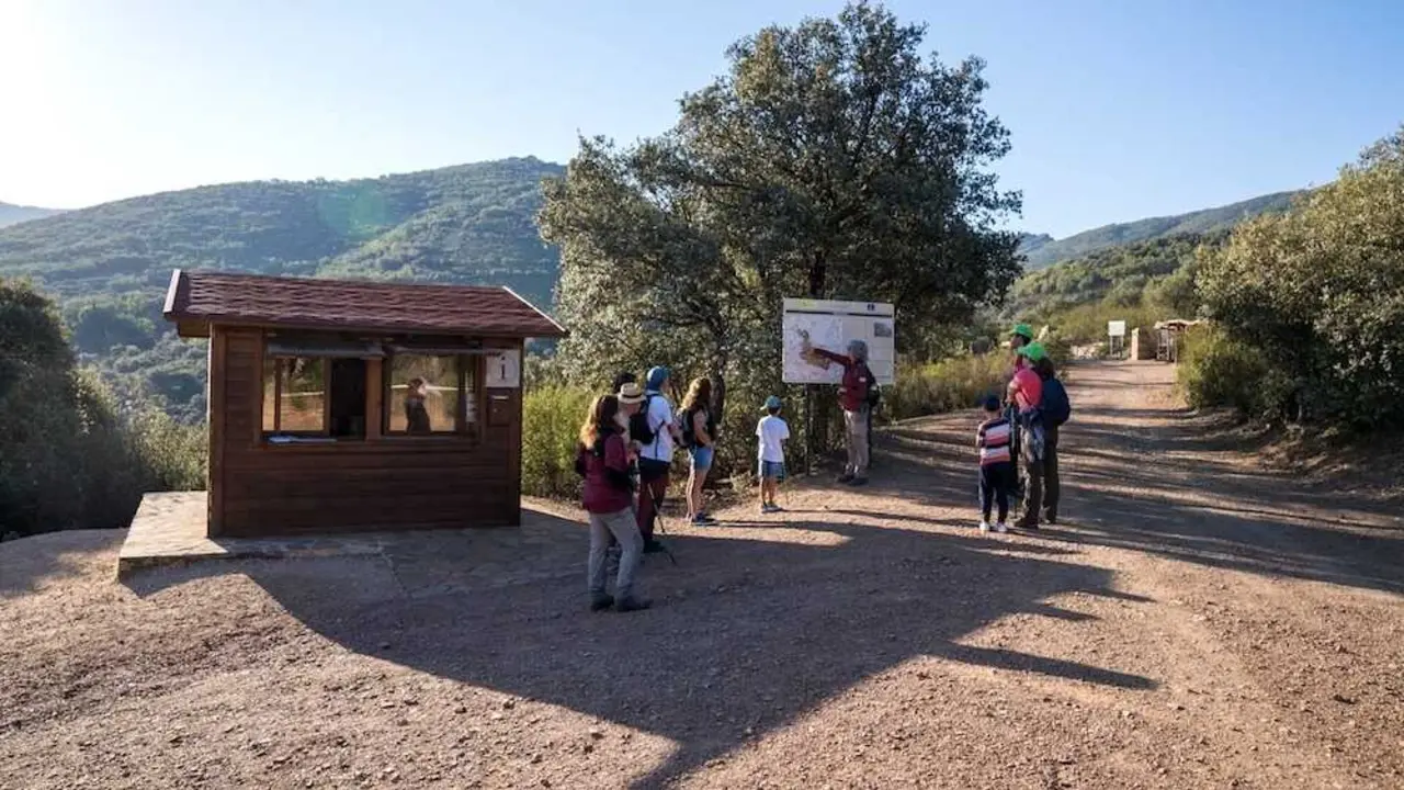 En la imagen de archivo turistas en una de las rutas del Parque Nacional de Caba&ntilde;eros