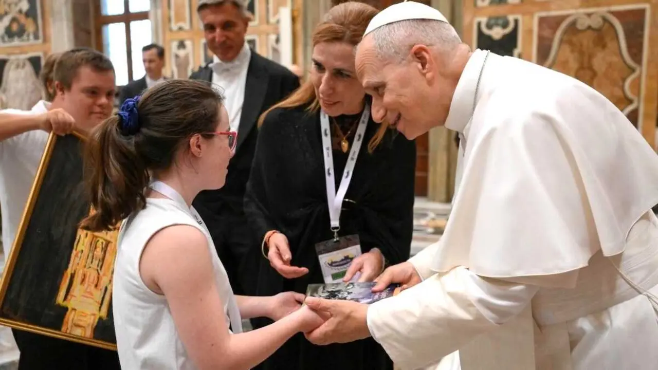 El papa Le&oacute;n XIV recibe en el Vaticano a personas con discapacidad de Toledo integradas en la entidad Marsodeto que cumple 45 a&ntilde;os - Fotograf&iacute;a: VATICAN MEDIA