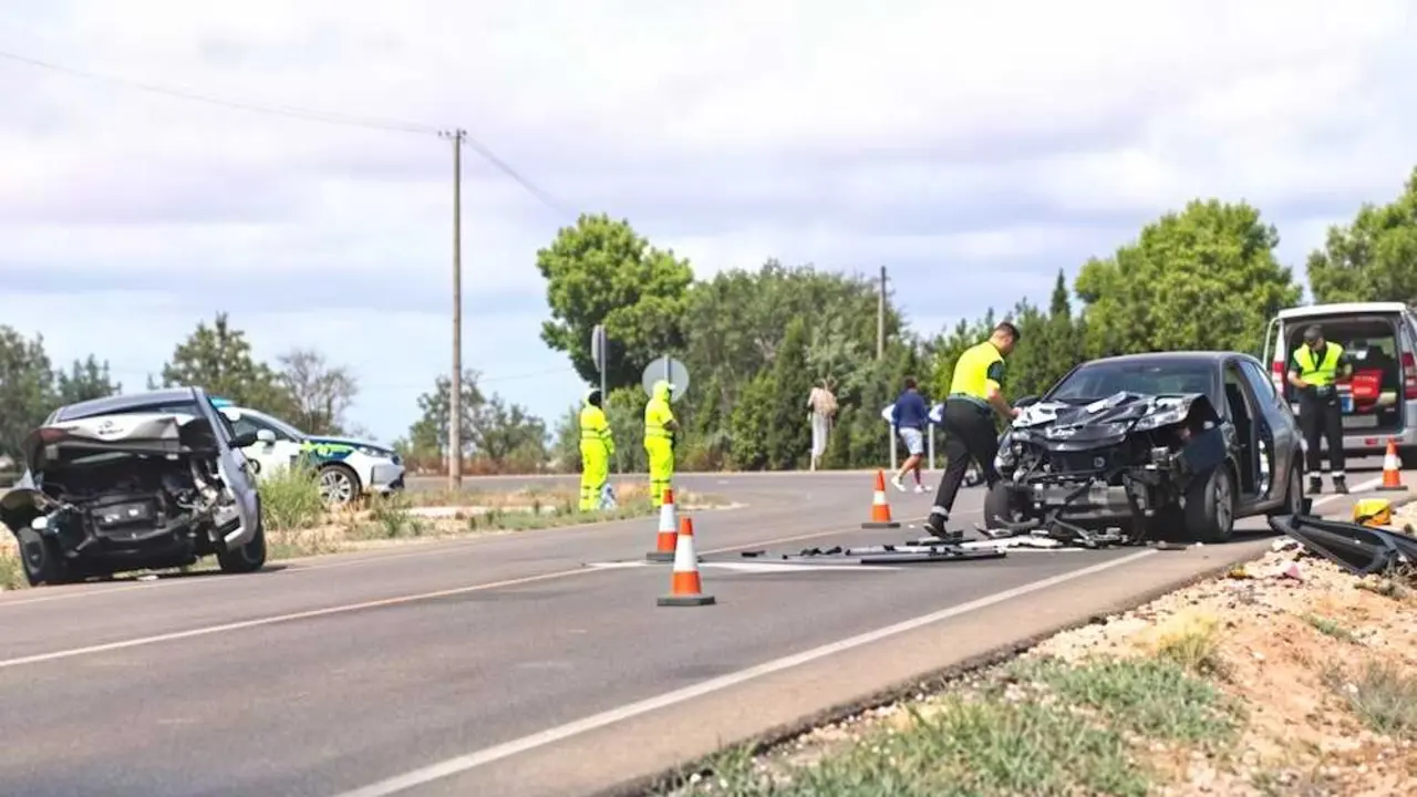 Un muerto y un herido grave en una colisi&oacute;n frontal en Alc&aacute;zar de San Juan (Ciudad Real) - Fotograf&iacute;a: CMM