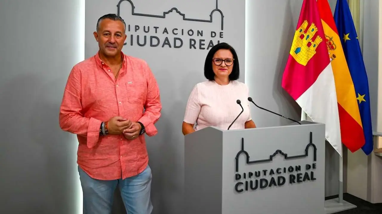 La portavoz del Gobierno de la Diputaci&oacute;n de Ciudad Real, Roc&iacute;o Zarco, junto al vicepresidente cuarto, Adri&aacute;n Fern&aacute;ndez, en rueda de prensa