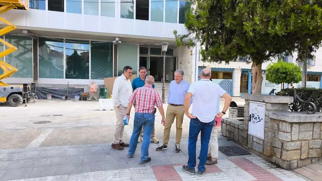 El alcalde de Ciudad Real, Francisco Ca&ntilde;izares, durante la visita que ha realizado a las obras de la nueva Casa de la Cultura de la capital