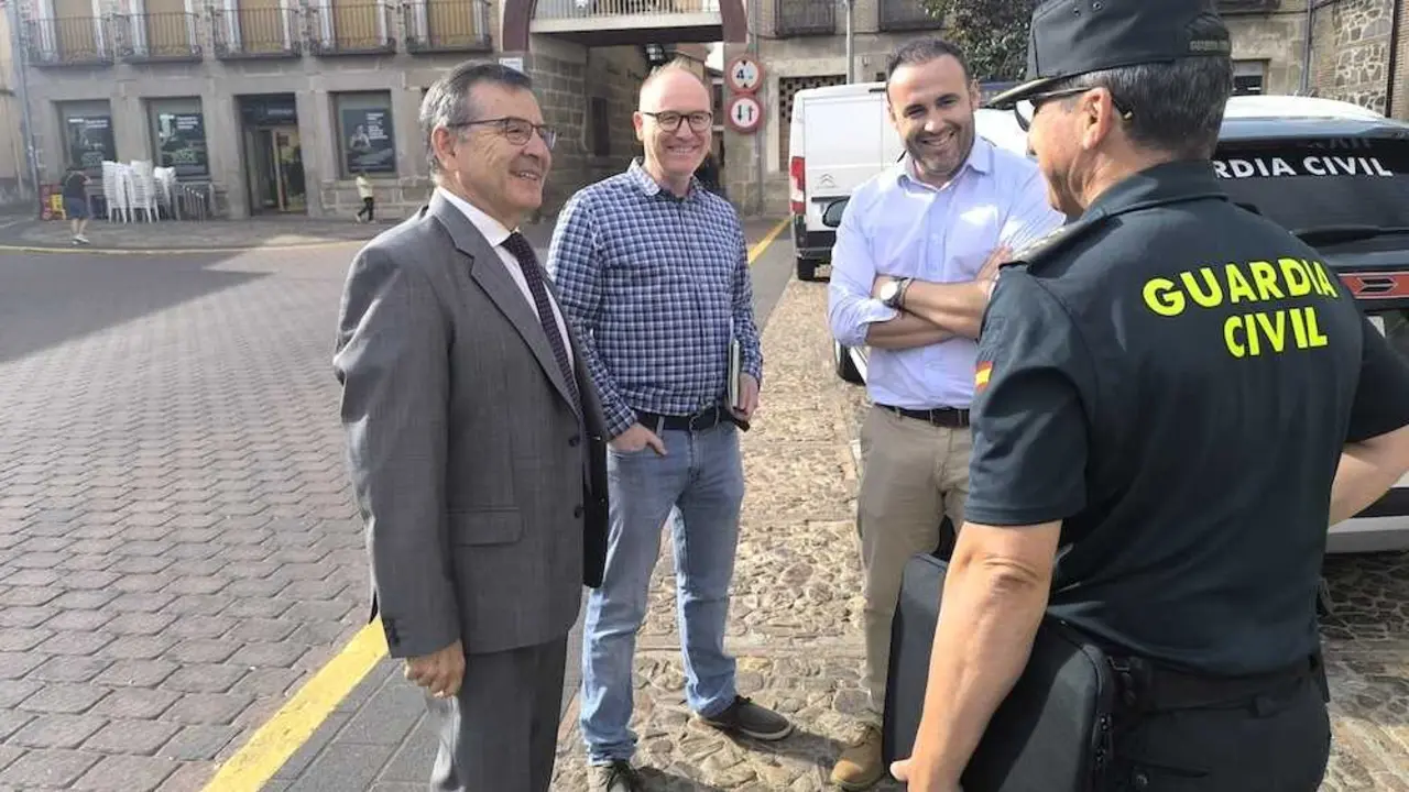 El subdelegado del Gobierno de Espa&ntilde;a en la provincia de Toledo, Carlos &Aacute;ngel Devia, ha copresidido junto al alcalde de Oropesa, Rub&eacute;n Zapardiel, la Junta Local de Seguridad del municipio.