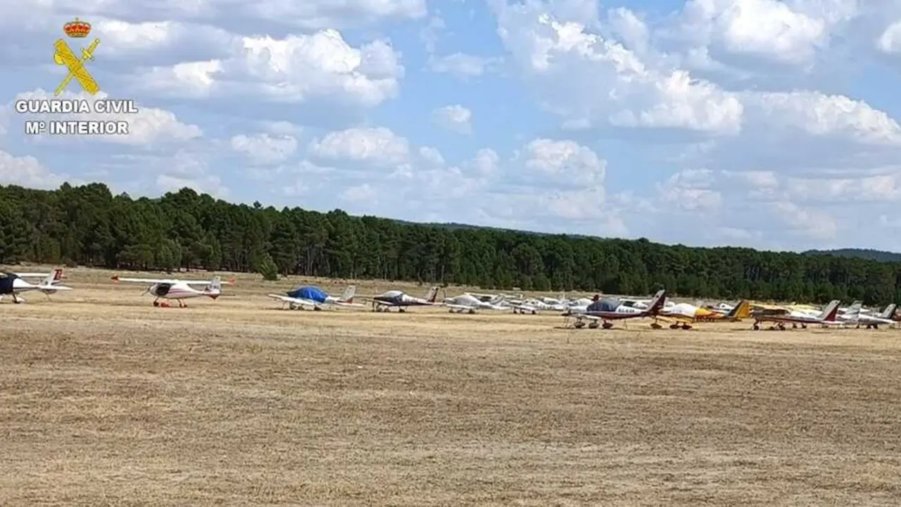 26/08/2026 Aer&oacute;dromo de Sotos con la aeronaves..

La Guardia Civil, a trav&eacute;s del Equipo Pegaso del Destacamento de Fiscal y Fronteras de la Comandancia de Cuenca, ha llevado a cabo la inspecci&oacute;n de 25 aeronaves en el aer&oacute;dromo de Sotos, con motivo de su participaci&oacute;n en la 'Vuelta Iberica'.

SOCIEDAD 
GUARDIA CIVIL