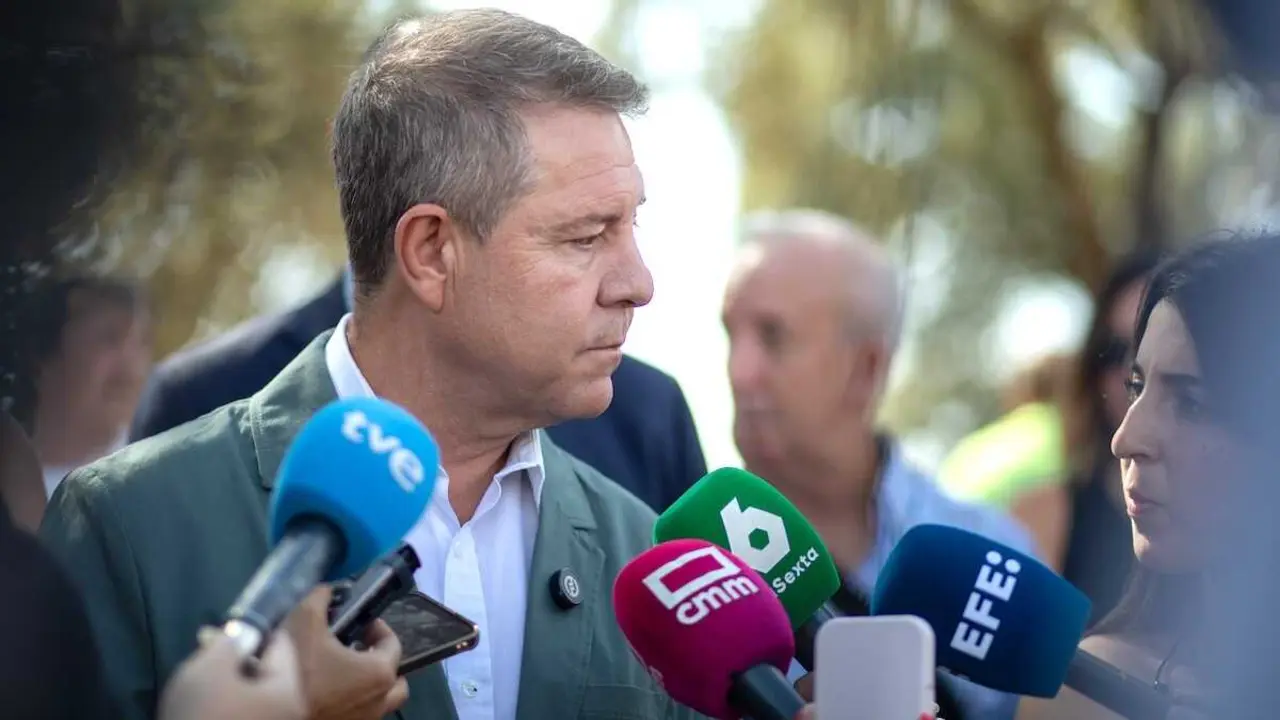 El presidente de Castilla-La Mancha, Emiliano Garc&iacute;a-Page, atendiendo a los medios este mi&eacute;rcoles en Navalc&aacute;n (Toledo)