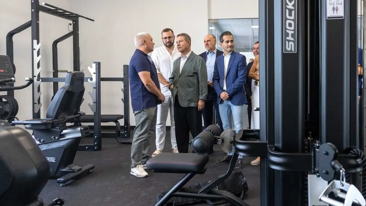 El presidente de Castilla-La Mancha, Emiliano Garc&iacute;a-Page, inaugura el gimnasio municipal de Navalc&aacute;n (Toledo)