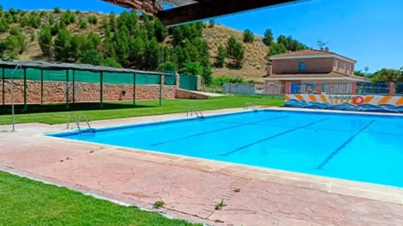 Almoguera cierra su piscina municipal tras hallar heces en el agua