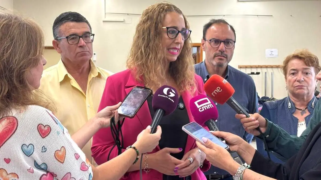 La consejera de Igualdad de Castilla-La Mancha, Sara Sim&oacute;n, atendiendo a los medios en su visita este jueves a las actividades del Plan Corresponsable en Guadalajara.