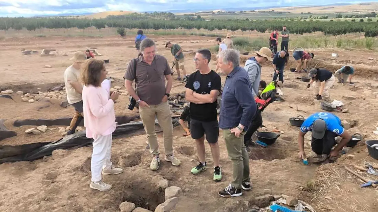 El alcalde de Ciudad Real, Francisco Ca&ntilde;izares, durante la visita que ha realizado al parque arqueol&oacute;gico de Alarcos