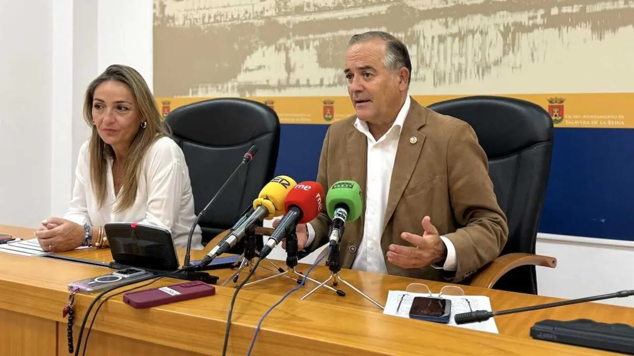 El alcalde de Talavera de la Reina (Toledo), Jos&eacute; Juli&aacute;n Gregorio, durante la rueda de prensa que ha ofrecido